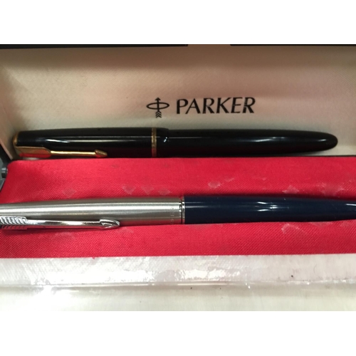 189 - A PARKER FOUNTAIN PEN WITH 14CT GOLD NIB, TWO BOXED PARKER PENS PLUS A CALLIGRAPHY PEN