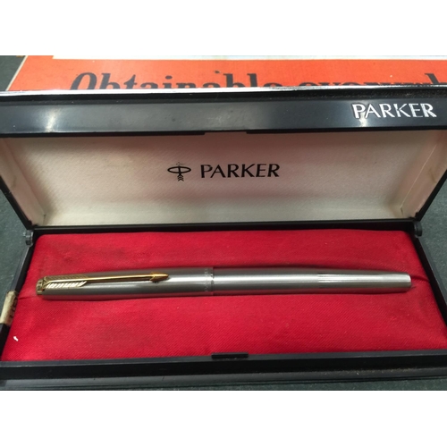 189 - A PARKER FOUNTAIN PEN WITH 14CT GOLD NIB, TWO BOXED PARKER PENS PLUS A CALLIGRAPHY PEN