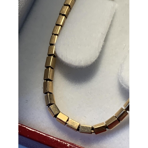 435 - AN 18 CARAT GOLD SQUARE LINK CHAIN GROSS WEIGHT 11.2 GRAMS IN A PRESENTATION BOX