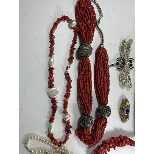 441 - VARIOUS ITEMS OF JEWELLERY TO INCLUDE CORAL NECKLACE, PEARLS WITH 9 CARAT GOLD CLASP, DIAMONTE NECKL... 