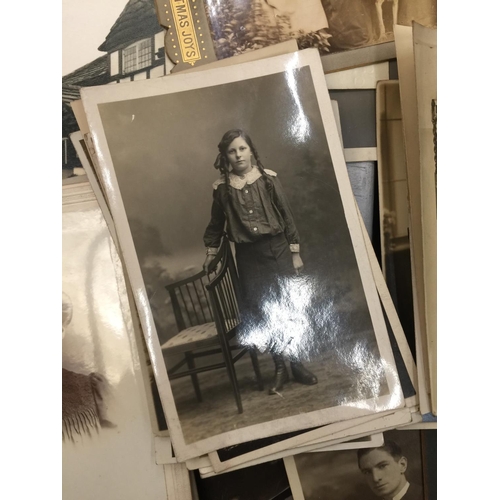 820 - A COLLECTION OF ANTIQUE AND VINTAGE FAMILY PHOTOGRAPHS