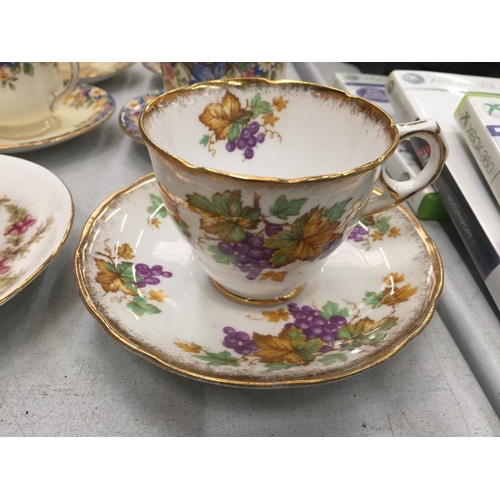 825 - A QUANTITY OF VINTAGE TEACUPS AND SAUCERS TO INCLUDE ROYAL STAFFORD 'OREGON GRAPE', AYNSLEY PLUS ANT... 