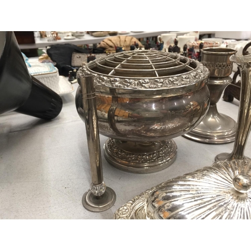 827 - A QUANTITY OF SILVER PLATED ITEMS TO INCLUDE NAPKIN RINGS, CANDLESTICKS, A ROSE BOWL, POSY VASES, BU... 