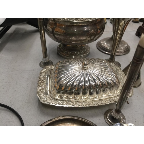 827 - A QUANTITY OF SILVER PLATED ITEMS TO INCLUDE NAPKIN RINGS, CANDLESTICKS, A ROSE BOWL, POSY VASES, BU... 