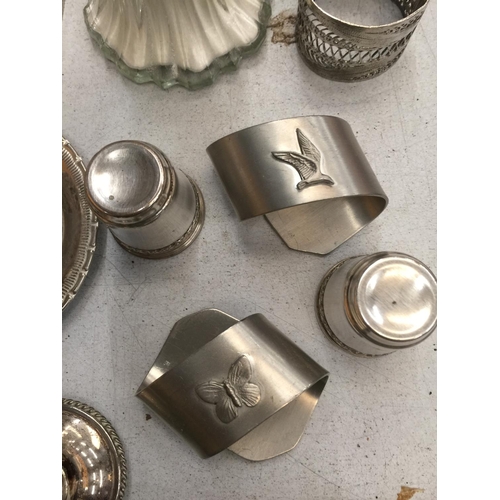 827 - A QUANTITY OF SILVER PLATED ITEMS TO INCLUDE NAPKIN RINGS, CANDLESTICKS, A ROSE BOWL, POSY VASES, BU... 