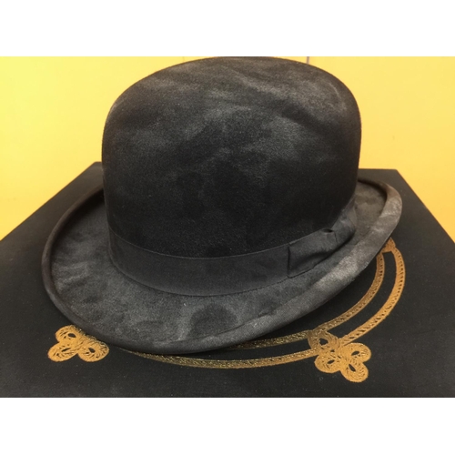 834 - A VINTAGE 'LINCOLN BENNETT & CO HATTERS, LONDON BOWLER HAT PLUS A LONDON FOG FELT HAT