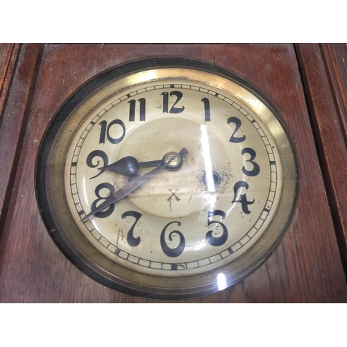 845 - A VINTAGE MAHOGANY CASED WALL CLOCK WITH BEVELLED GLASS TO THE FRONT, COMPLETE WITH PENDULUM AND KEY... 