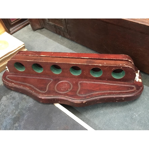 846 - A WOODEN WALL POOL / SNOOKER CUE STAND