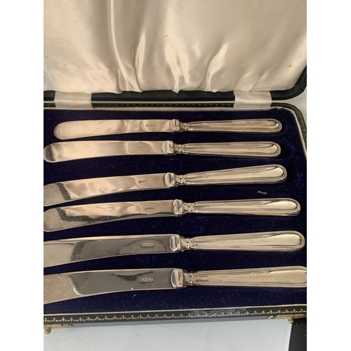 661 - A SET OF SIX HALLMARKED BIRMINGHAM 1935 SILVER  HANDLED FRUIT KNIVES IN A PRESENTATION BOX