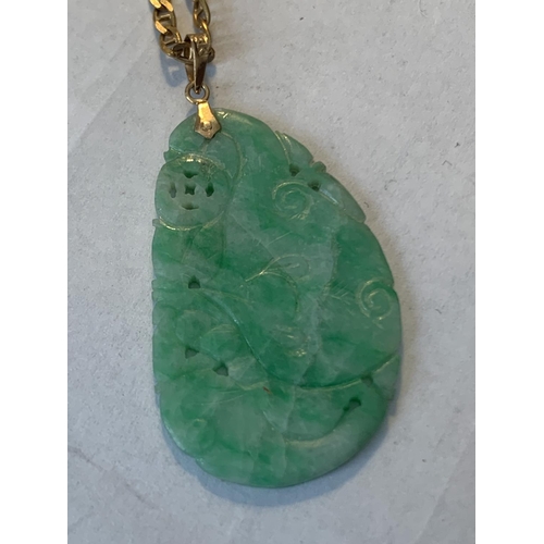 672 - AN 18 CARAT GOLD NECKLACE WITH CARVED JADE PENDANT GROSS WEIGHT 7.98 GRAMS