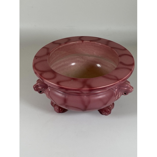 11 - A C.1900 ART NOUVEAU BRETBY PINK POTTERY CENSOR / BOWL WITH TRIPLE LION HEAD AND PAW FEET, SIGNED TO... 