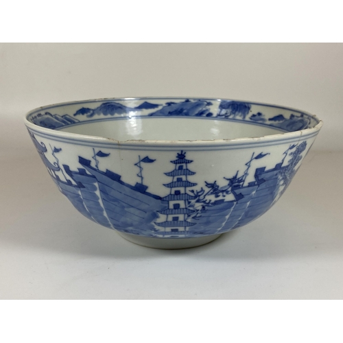 343 - AN 18TH CENTURY CHINESE BLUE AND WHITE QING PORCELAIN BOWL WITH PAGODA DESIGN, FOUR CHARACTER DOUBLE... 