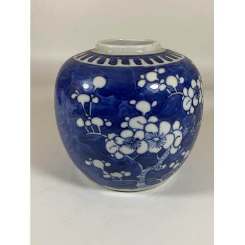 344 - AN EARLY 20TH CENTURY CHINESE BLUE AND WHITE PRUNUS BLOSSOM GINGER JAR, DOUBLE RING MARK TO BASE, HE... 