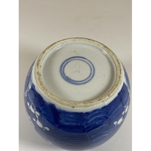 344 - AN EARLY 20TH CENTURY CHINESE BLUE AND WHITE PRUNUS BLOSSOM GINGER JAR, DOUBLE RING MARK TO BASE, HE... 