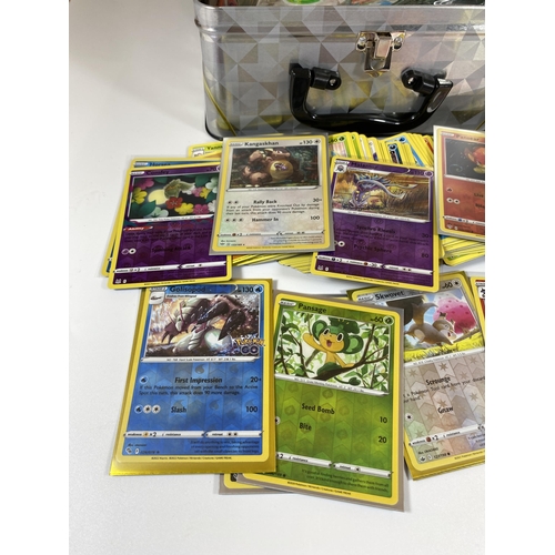 337 - A POKEMON TIN TRAINER BOX FULL OF CARDS, GAME COUNTERS, RARES, HOLOS ETC