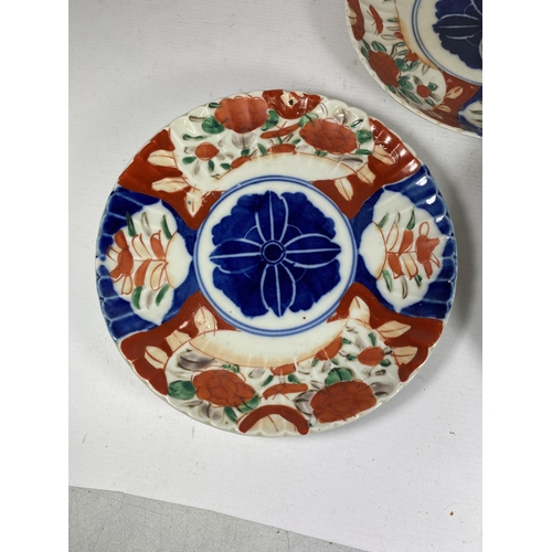 349 - A GROUP OF THREE JAPANESE MEIJI PERIOD (1868-1912) IMARI SCALLOPED RIM PLATES, DIAMETER 22CM