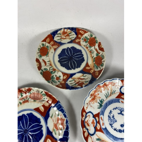 349 - A GROUP OF THREE JAPANESE MEIJI PERIOD (1868-1912) IMARI SCALLOPED RIM PLATES, DIAMETER 22CM