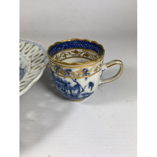 350 - A 19TH CENTURY JAPANESE BLUE AND WHITE PIERCED RIM PLATE TOGETHER WITH A CHINESE 19TH CENTURY EXPORT... 