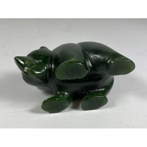 351 - AN ORIENTAL JADE TYPE HARDSTONE BEAR MODEL, HEIGHT 5CM