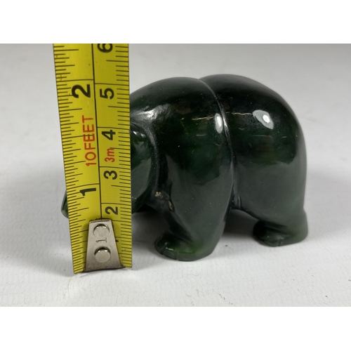 351 - AN ORIENTAL JADE TYPE HARDSTONE BEAR MODEL, HEIGHT 5CM