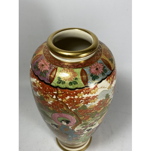 356 - A HAND PAINTED JAPANESE SATSUMA 'SOKO CHINA' VASE WITH FIGURAL AND FLORAL DESIGN, HEIGHT 25CM