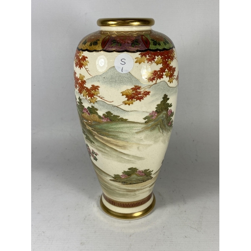 356 - A HAND PAINTED JAPANESE SATSUMA 'SOKO CHINA' VASE WITH FIGURAL AND FLORAL DESIGN, HEIGHT 25CM