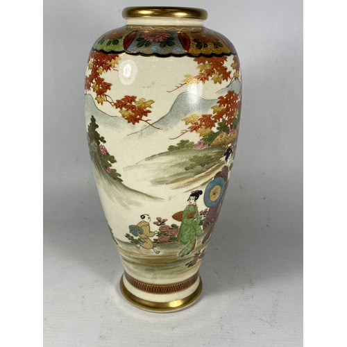 356 - A HAND PAINTED JAPANESE SATSUMA 'SOKO CHINA' VASE WITH FIGURAL AND FLORAL DESIGN, HEIGHT 25CM