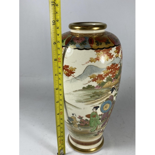 356 - A HAND PAINTED JAPANESE SATSUMA 'SOKO CHINA' VASE WITH FIGURAL AND FLORAL DESIGN, HEIGHT 25CM