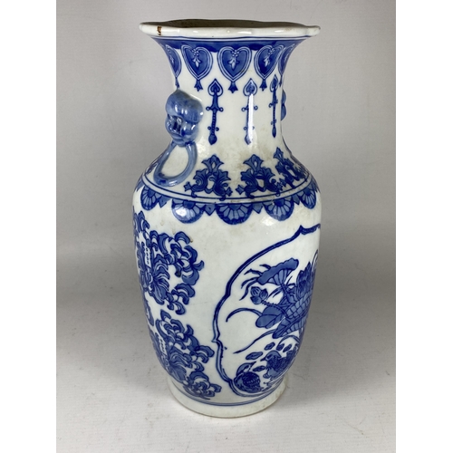 357 - A 20TH CENTURY CHINESE BLUE AND WHITE FLORAL PATTERN VASE, HEIGHT 31CM