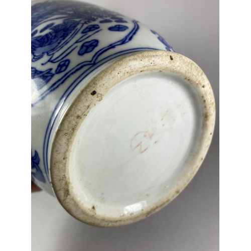 357 - A 20TH CENTURY CHINESE BLUE AND WHITE FLORAL PATTERN VASE, HEIGHT 31CM