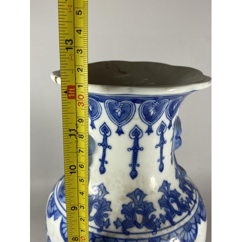 357 - A 20TH CENTURY CHINESE BLUE AND WHITE FLORAL PATTERN VASE, HEIGHT 31CM