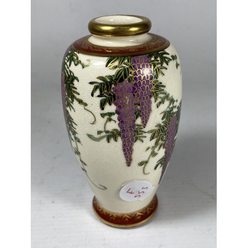 362 - A JAPANESE MEIJI PERIOD HAND PAINTED FLORAL SATSUMA VASE, SIGNED TO BASE, HEIGHT 13CM