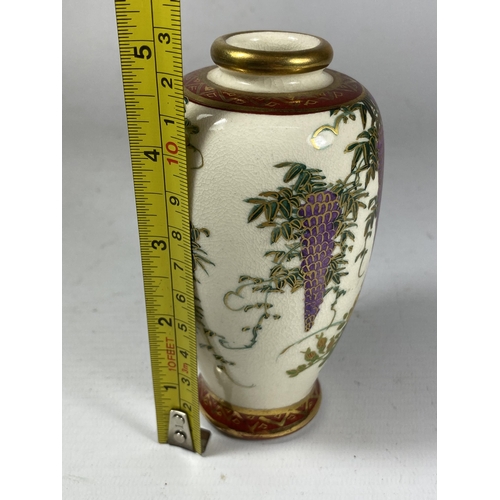 362 - A JAPANESE MEIJI PERIOD HAND PAINTED FLORAL SATSUMA VASE, SIGNED TO BASE, HEIGHT 13CM