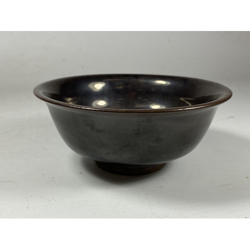 363 - A CHINESE JIAN WARE STYLE TENMOKU GLAZE BOWL WITH FOUR CHARACTER MARK TO BASE, DIAMETER 12CM