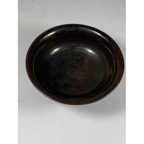 363 - A CHINESE JIAN WARE STYLE TENMOKU GLAZE BOWL WITH FOUR CHARACTER MARK TO BASE, DIAMETER 12CM