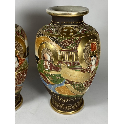 368 - A PAIR OF JAPANESE SATSUMA OVOID FORM VASES WITH FIGURAL DESIGN, HEIGHT 24.5CM