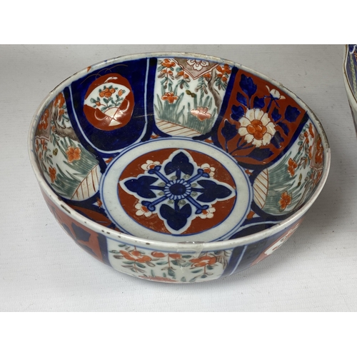 371 - TWO JAPANESE IMARI BOWLS TO INCLUDE PANELLED DESIGN BOWL