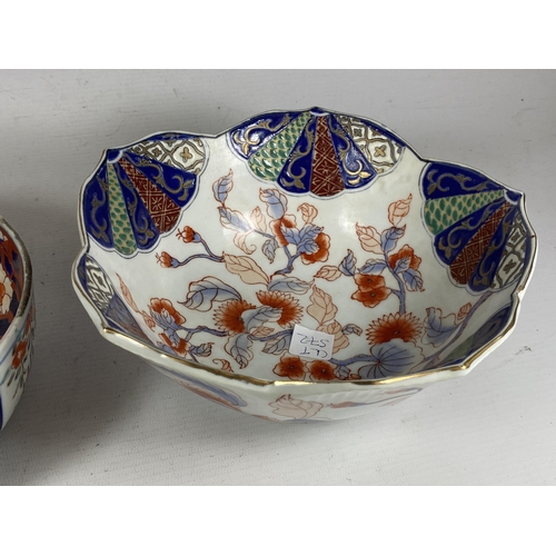 371 - TWO JAPANESE IMARI BOWLS TO INCLUDE PANELLED DESIGN BOWL