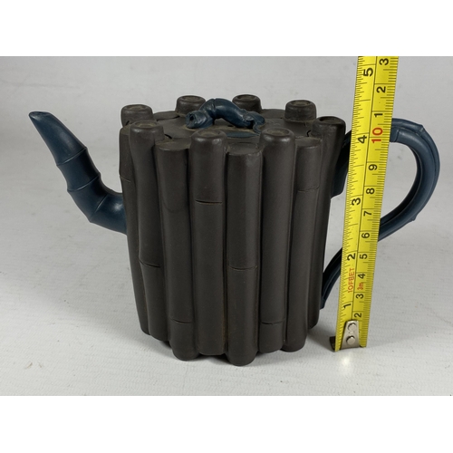 372 - A CHINESE YIXING STYLE CLAY BAMBOO DESIGN TEAPOT, SEAL MARK TO BASE, HEIGHT 11CM