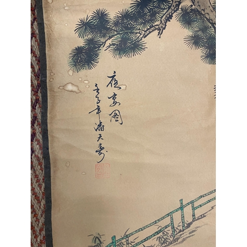 373 - A LARGE JAPANESE TAPESTRY SCROLL WITH CALLIGRAPHY SIGNATURE TO TOP, LENGTH 141CM