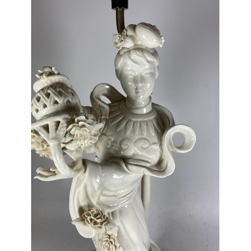 376 - A CHINESE BLANC DE CHINE CHINESE FIGURAL PORCELAIN TABLE LAMP, HEIGHT INCLUDING FITTING 48CM