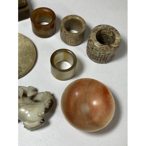 381 - A MIXED GROUP OF ORIENTAL HARDSTONE ITEMS, BRUSH / THUMB RINGS, FISH & BUDDHA PENDANT ETC