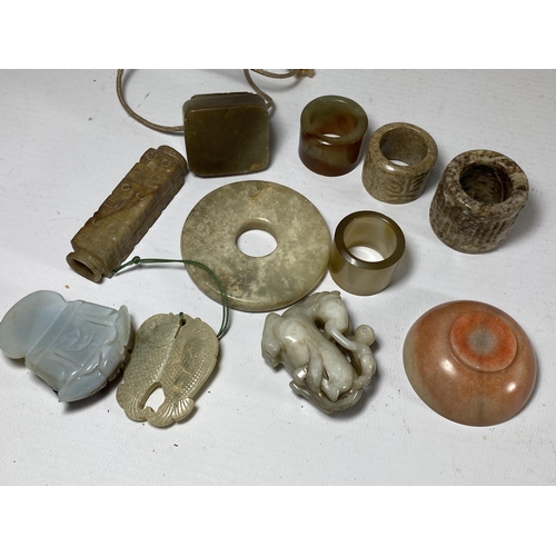 381 - A MIXED GROUP OF ORIENTAL HARDSTONE ITEMS, BRUSH / THUMB RINGS, FISH & BUDDHA PENDANT ETC