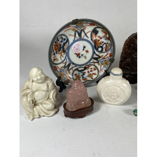 384 - A MIXED LOT OF ORIENTAL ITEMS TO INCLUDE IMARI PORCELAIN DISH, CARVED BUDDHA FIGURE, BLANC DE CHINE ... 