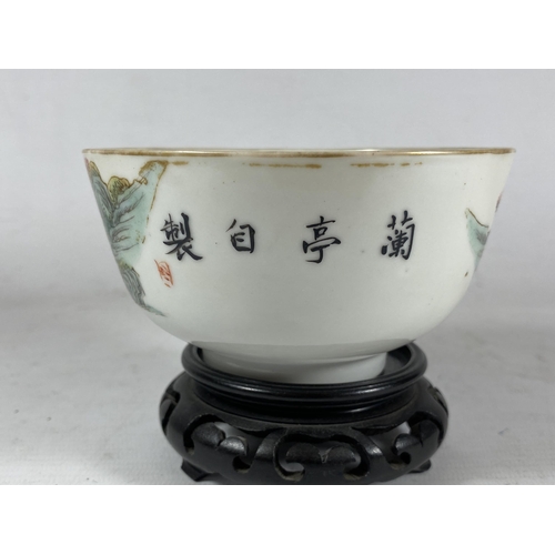 386 - AN EARLY 20TH CENTURY CHINESE PORCELAIN BOWL ON WOODEN STAND, FOUR CHARACTER MARK TO BASE, DIAMETER ... 