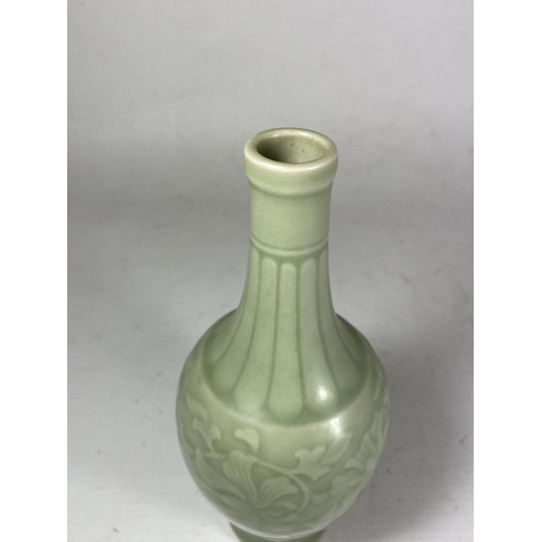 389 - A CHINESE CELADON PORCELAIN FLORAL VASE, UNMARKED TO BASE, HEIGHT 18CM