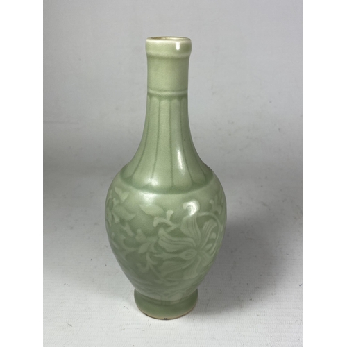 389 - A CHINESE CELADON PORCELAIN FLORAL VASE, UNMARKED TO BASE, HEIGHT 18CM