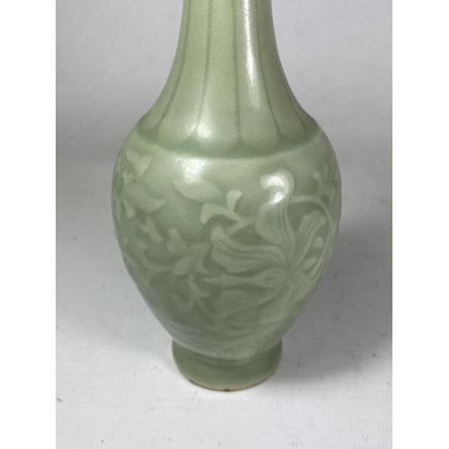 389 - A CHINESE CELADON PORCELAIN FLORAL VASE, UNMARKED TO BASE, HEIGHT 18CM