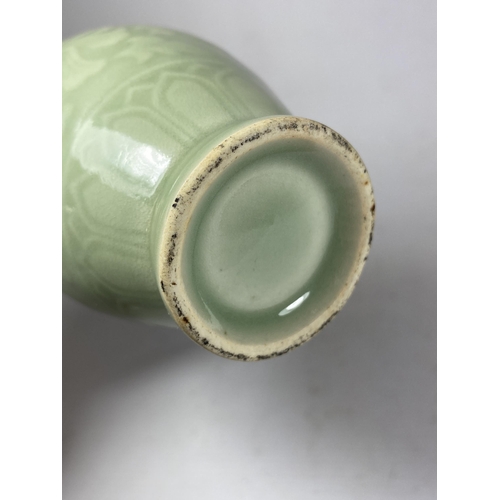 389 - A CHINESE CELADON PORCELAIN FLORAL VASE, UNMARKED TO BASE, HEIGHT 18CM