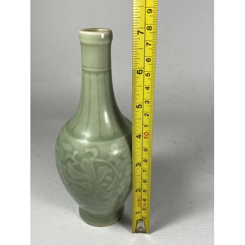 389 - A CHINESE CELADON PORCELAIN FLORAL VASE, UNMARKED TO BASE, HEIGHT 18CM